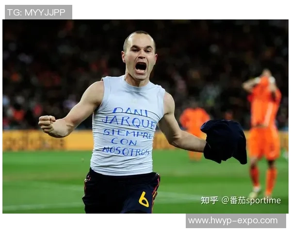 足球巨星温情时刻怀抱爱犬展现运动员柔情一面