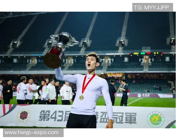 足球球星在国外街头偷笑引发热议网友纷纷猜测其背后故事