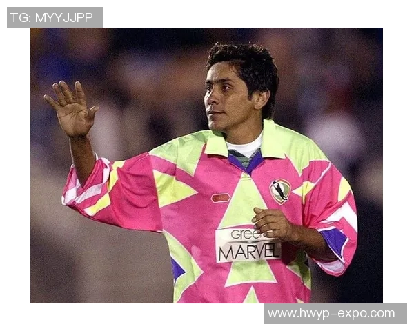 路人街头趣味挑战根据线索逐步猜出神秘足球球星是谁